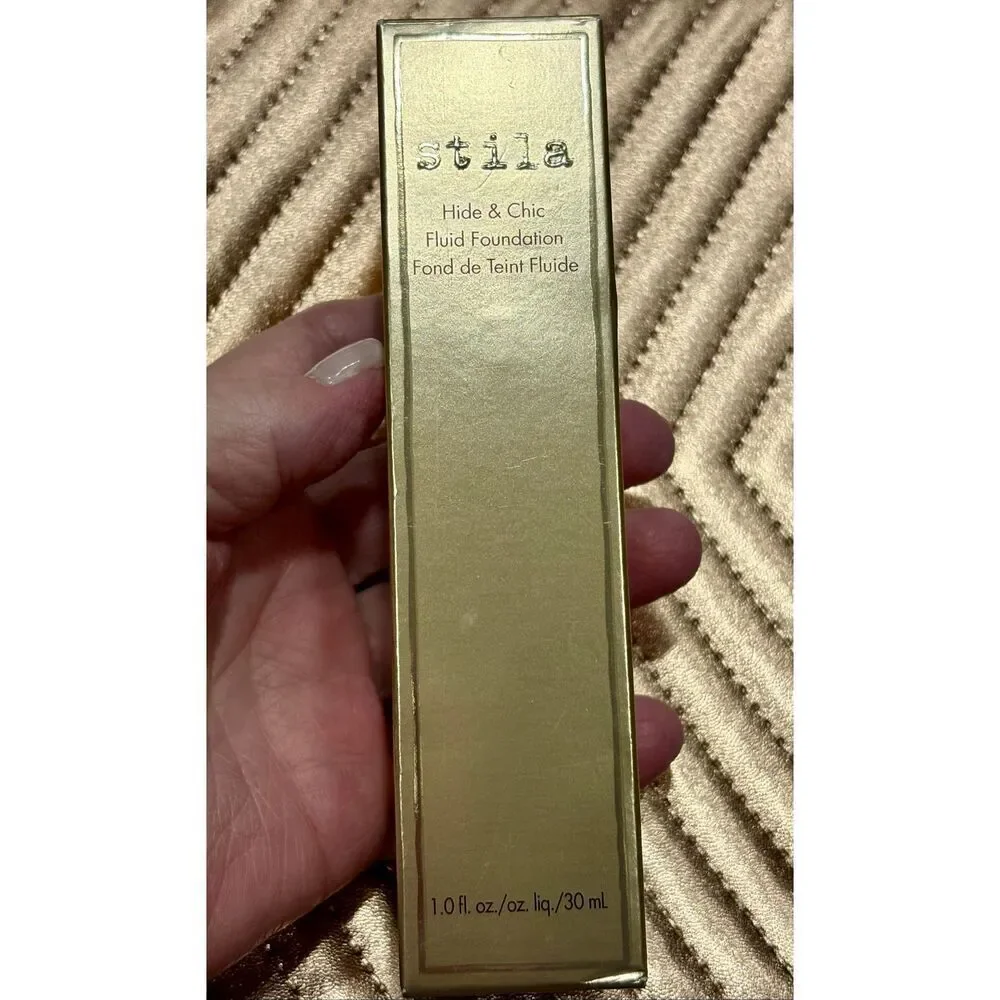 STILA - NWTIB - Hide & Chic Fluid Foundation in Tan/Deep 4.